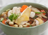 Cách làm canh gà tiềm thuốc bắc giúp mẹ có nhiều sữa